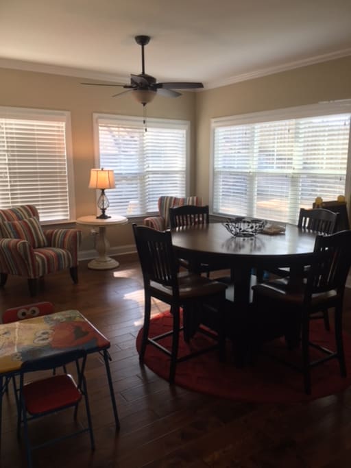 Sitting area and kitchen table with lots of natural sun light.