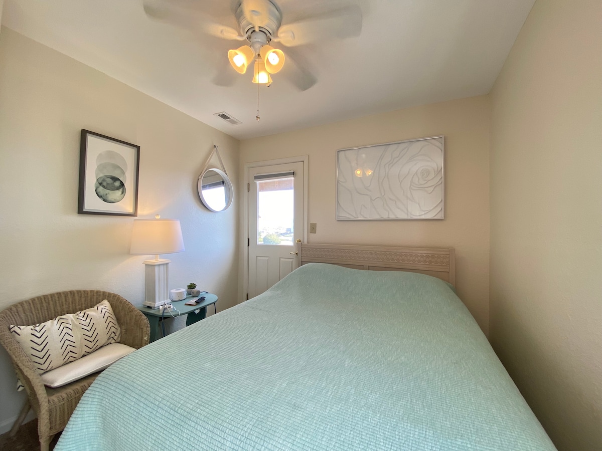 غرفة نوم بسرير كبير ، الطابق الأوسط