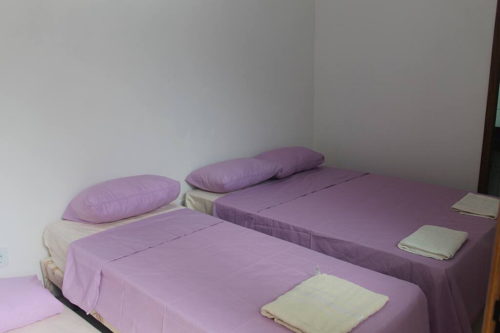 Quarto quadruplo com cama de casal e uma cama auxiliar