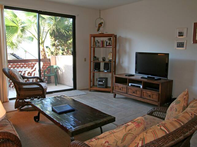 A10: 2 Bdrm, 2.5 Bath, Townhouse Style Condo gallery image 2