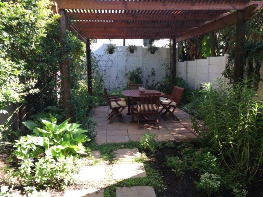 Back Garden w/ Pergola