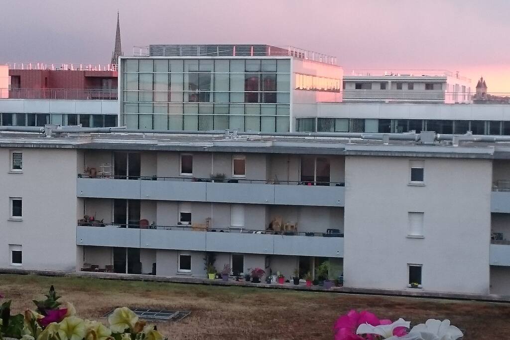 Coucher du soleil... Le balcon donne sur un toit végétalisé et vue sur le clocher de Saint
-Michel, la Grosse Cloche et...