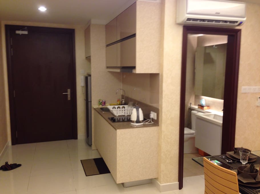 A kitchen with gas & kettle, glasses & plates provided. Bathroom with essentials provided.