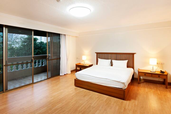 Luxury 3 Bedrooms Suite @BTS Phrompong gallery image 3