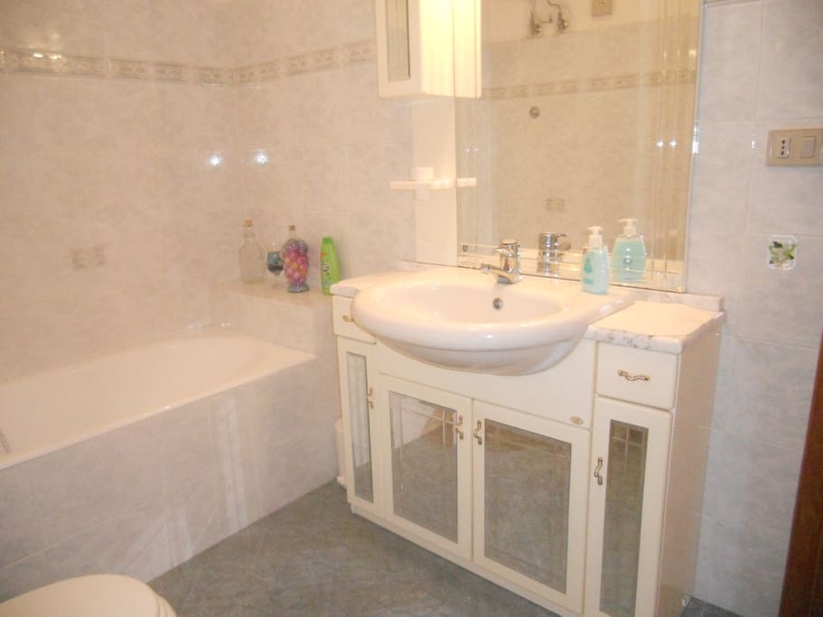Nuovo ampio bagno con doccia.