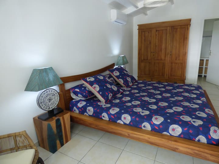 Hauptschlafzimmer mit 180cm Bett