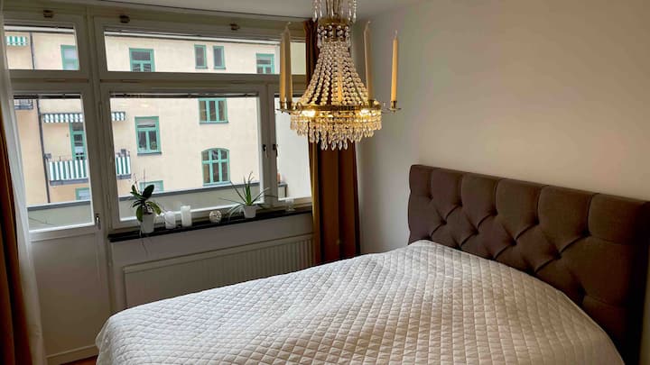 Საძინებელი 160 სმ სიგანის საწოლითა და ტემპურის მატრასით. Სიმშვიდე სიმშვიდეა. Არის ჟალუზები და უშუქო ფარდები. Საძინებელში უამრავი სათავსოც გაქვთ.