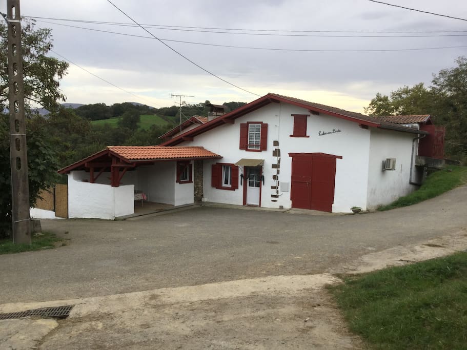 Façade de la maison,terrasse sur le coté. Pas de vis à vis.