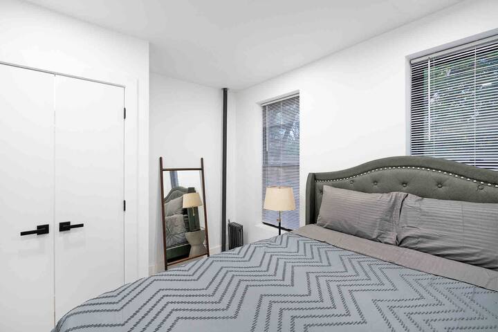 Modern 3 Bed 2 Bath East Village gallery image 5