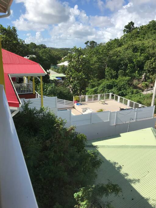 Vu de la piscine et la terrasse à partir de celle de l’appartement