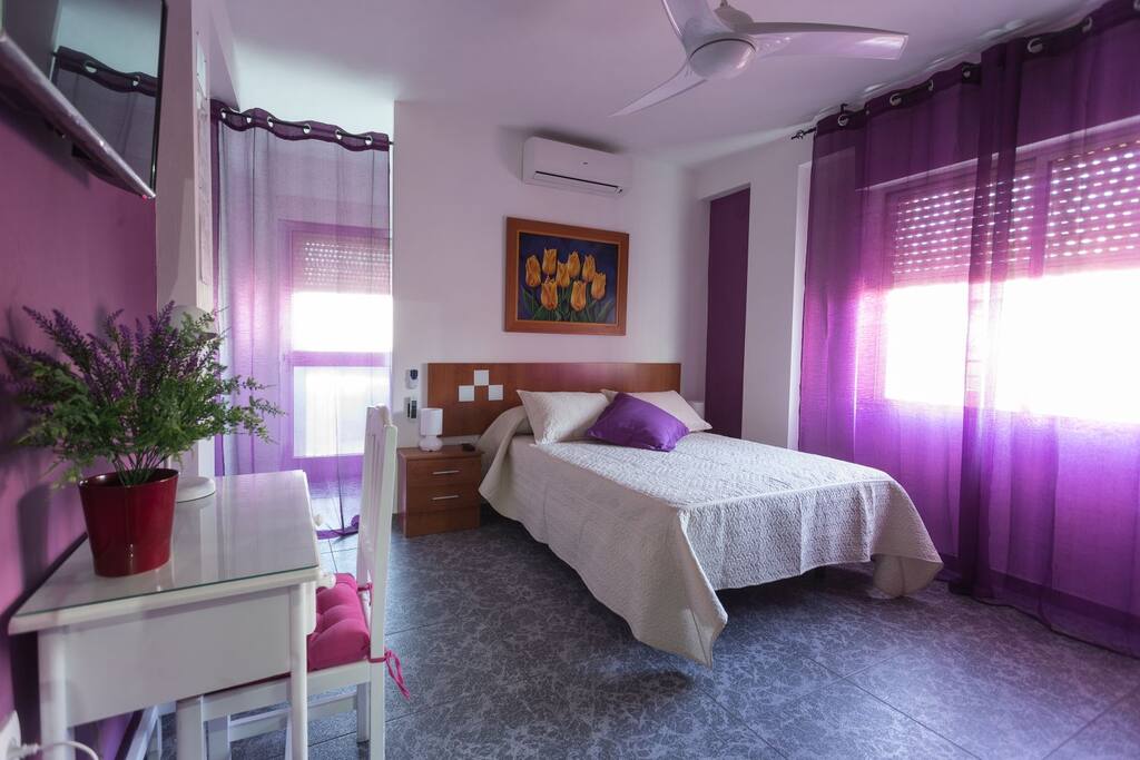 Dormitorio 3 con zona para trabajar con portátil.