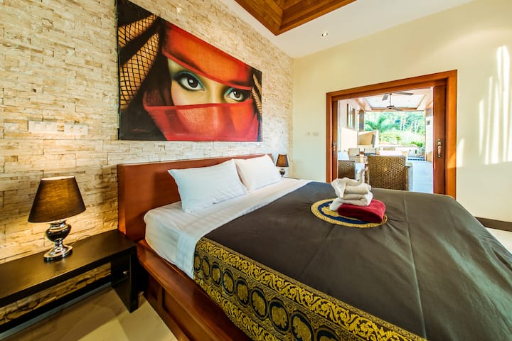 غرفة نوم رئيسية أخرى في الجناح مع تراس خاص وحمام سباحة