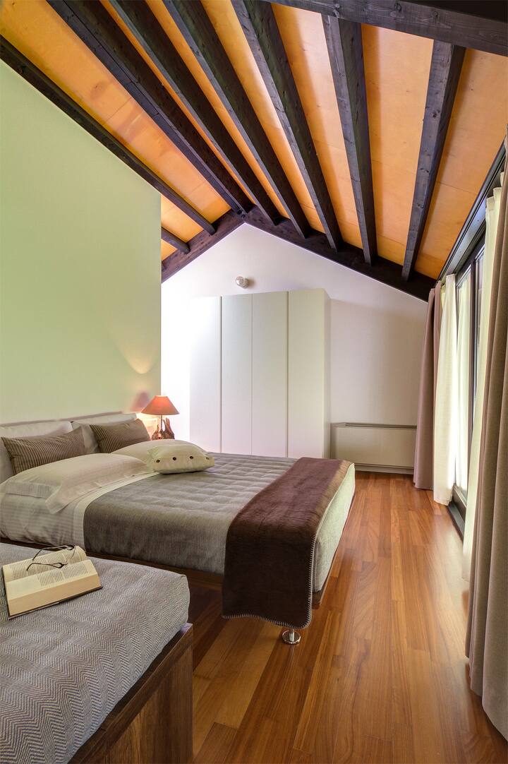 חדר שינה זוגי בקומה הראשונה