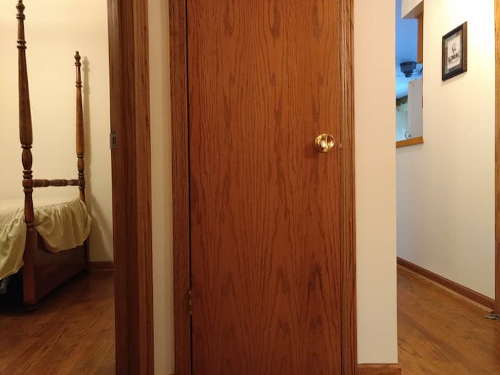 Las vistas desde el pasillo hasta el dormitorio de invitados con cama doble.