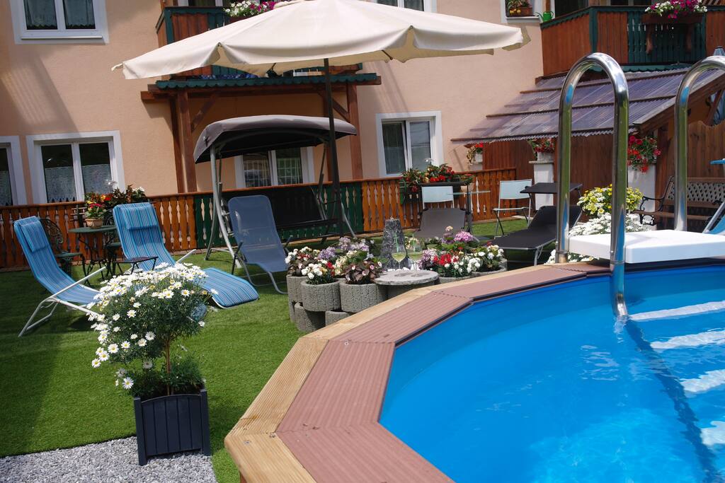 Gartenanlage mit Pool