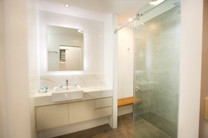 Penthouse Cabin in resort-style Holiday Park gallery image 3