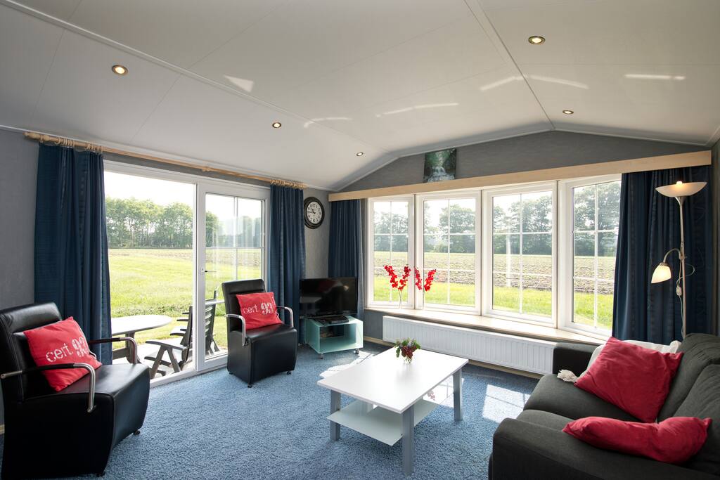 Wijds uitzicht vanuit woonkamer.