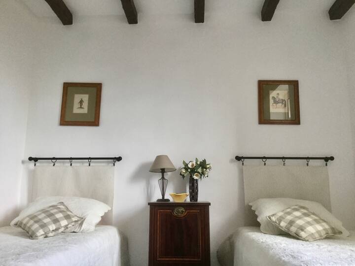 ห้องพักพร้อมพื้นและคานเดิม