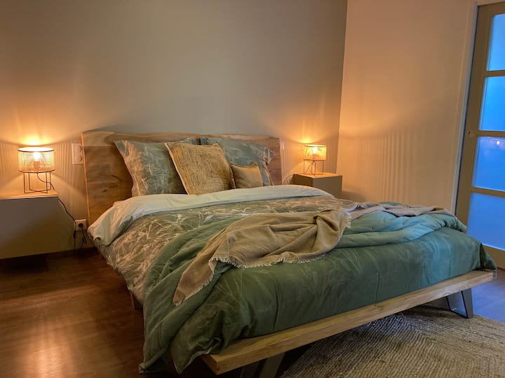 Master suite ghorofani na bafu la ndani na chumba cha kuvaa na mtaro 