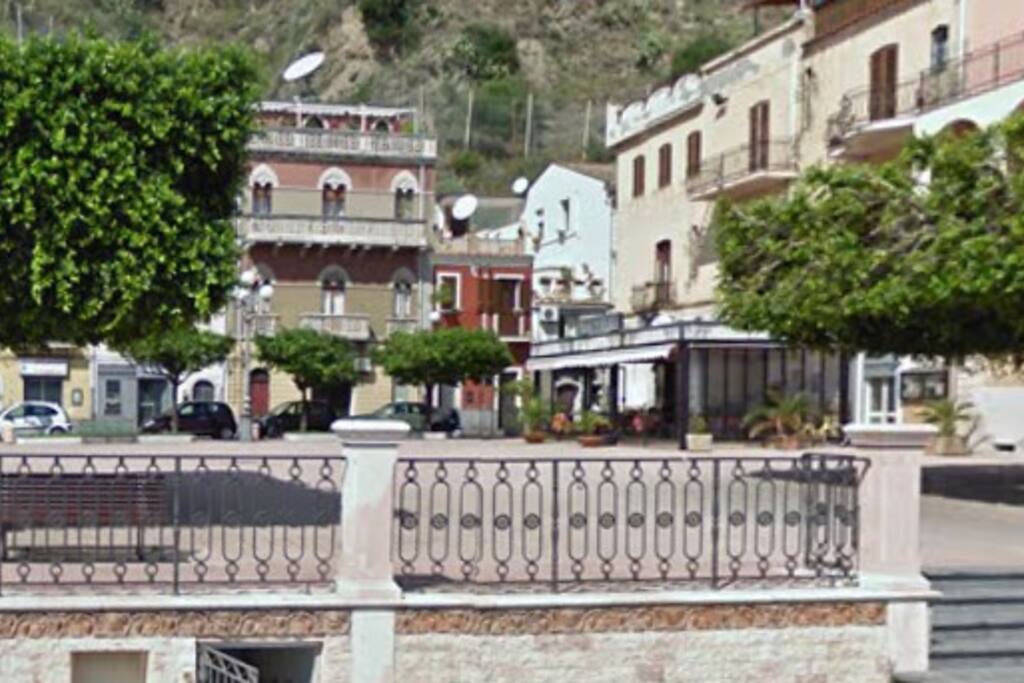 Ampio spazio pubblico sotto casa.
Infiniti negozi, bar e ristoranti nelle immediate vicinanze. (2 Minuti)
