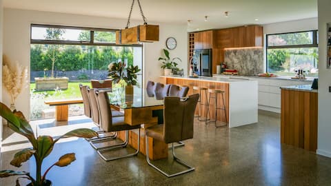 Luxury 5BR Home • Sauna • Hot Tubs • Parking