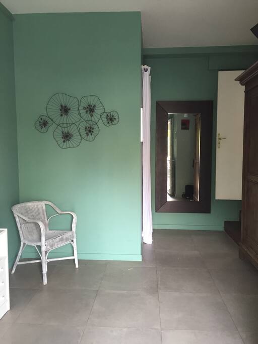 L'entée principale de la maison, l'entrée du studio est au fond à gauche