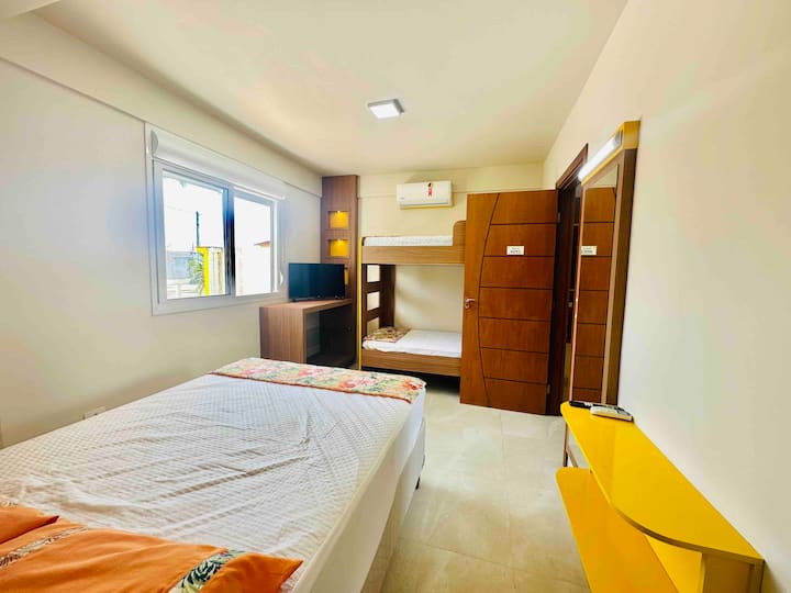 Spálňa/apartmán 4 s 1 manželskou posteľou, 1 poschodovou posteľou so samostatnými posteľami, skrinkami, veľkým zrkadlom na stene,televízorom a klimatizáciou.