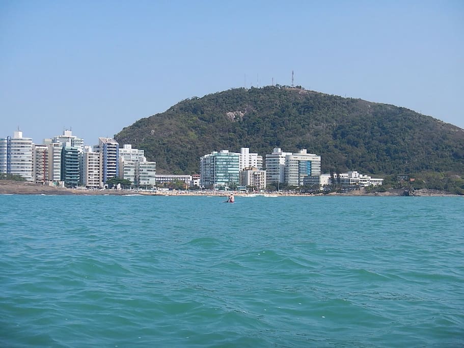 Praia de aguas tranquilas e vento ameno o ano inteiro.