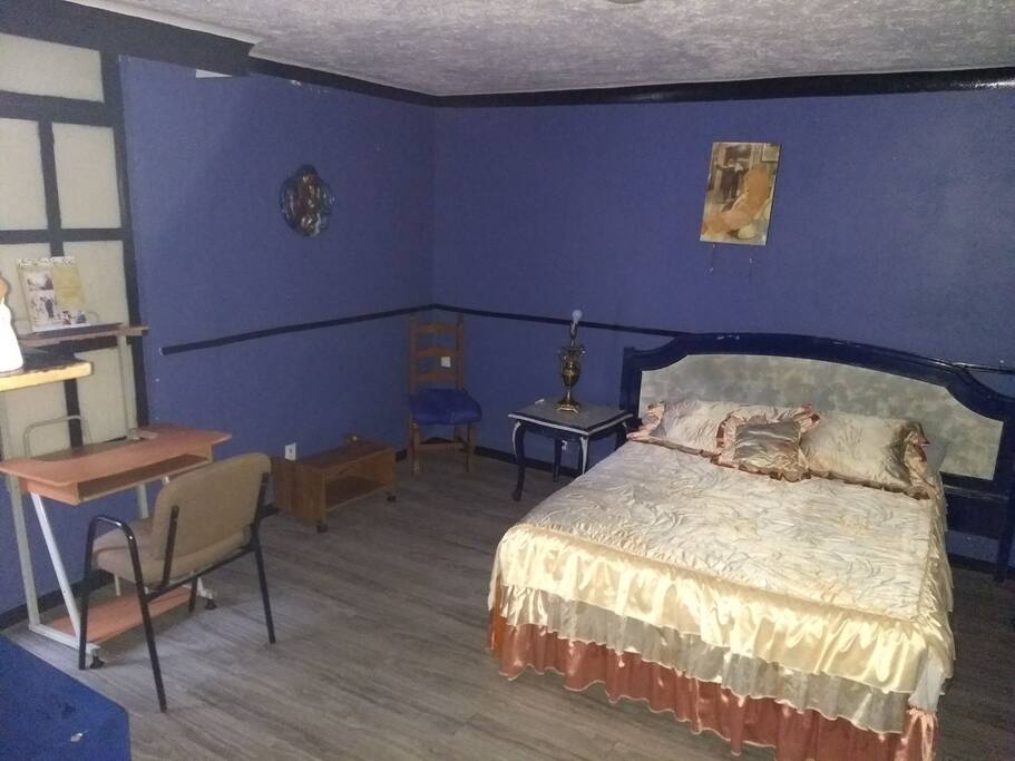 se puede colocar en esta habitación colchones inflables para dos o tres personas más.