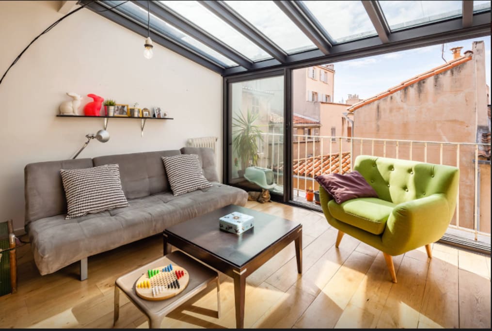 salon très confortable la tête dans le ciel