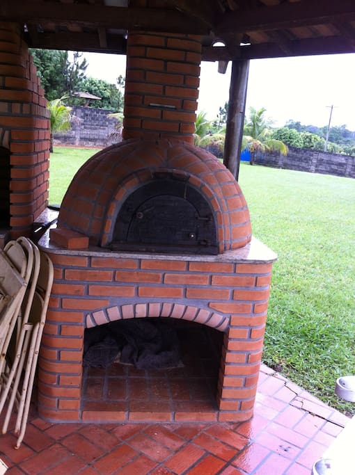 Quiosque com churrasqueira e forno de pizza