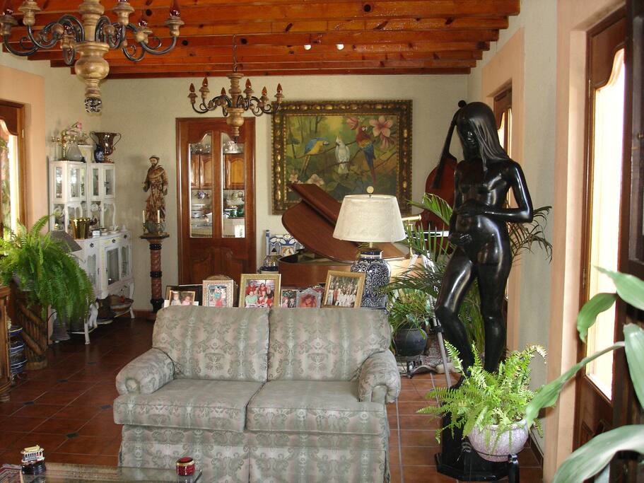 Large Livingroom with panoramic views of city,sunsets