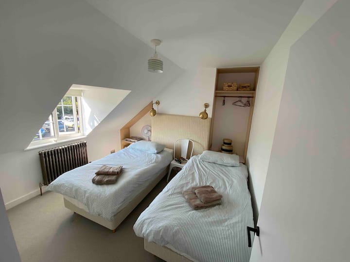 Segundo dormitorio hecho con camas individuales