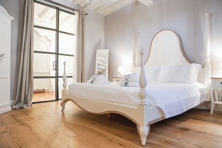 Art Apartment Black & White suite