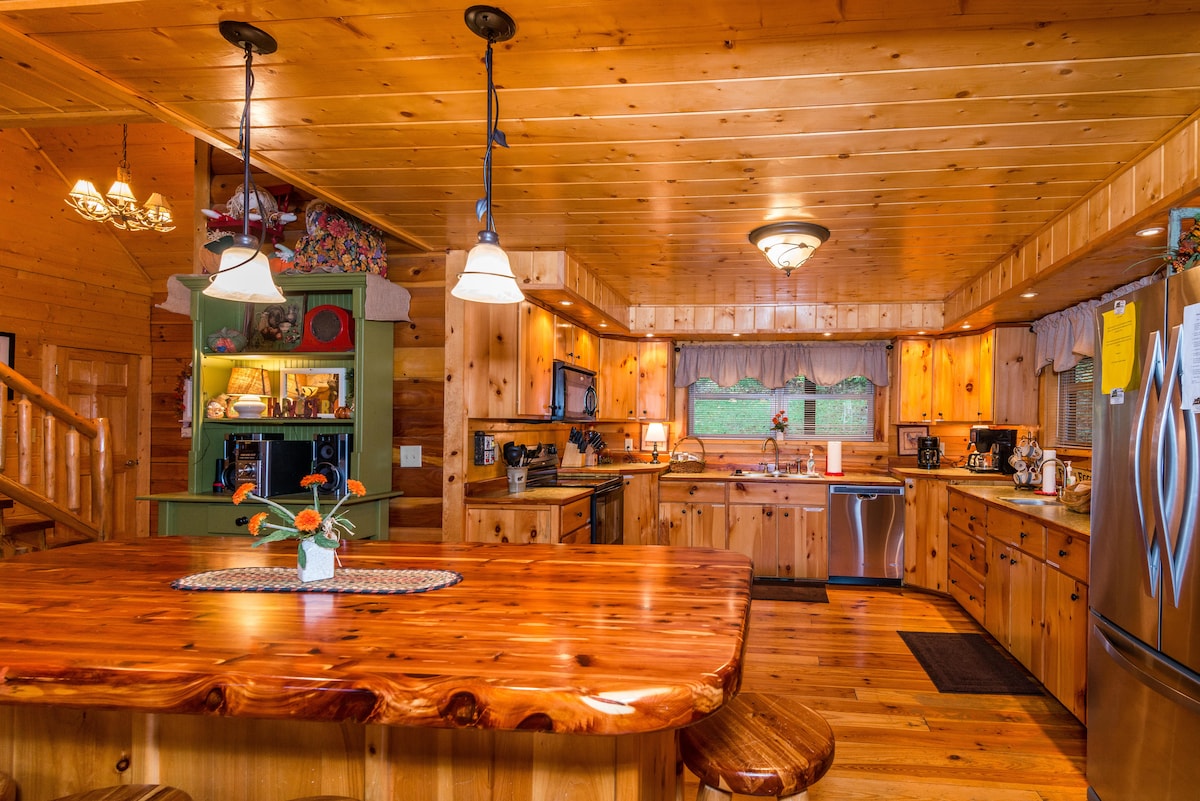 A Hidden Treasure | 5 King Suites • Hot Tub - Cabins for Rent in