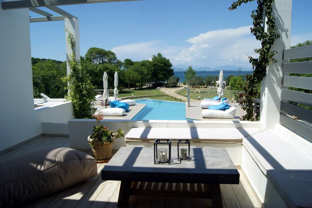 Main private veranda with pool and sea view -
Ιδιωτική βεράντα με θέα στη πισίνα και τη θάλασσα
