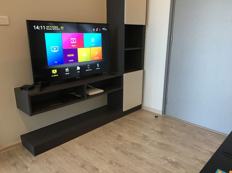 46" LED TV with streaming digital tv