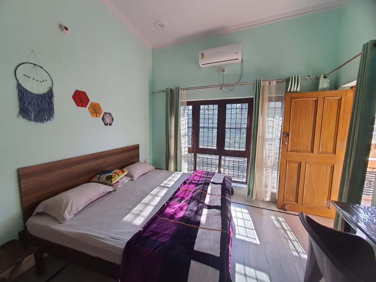 Vzdušná izba plná slnečného svetla s manželskou posteľou King, klimatizácia. Kúpeľňa je pripojená 