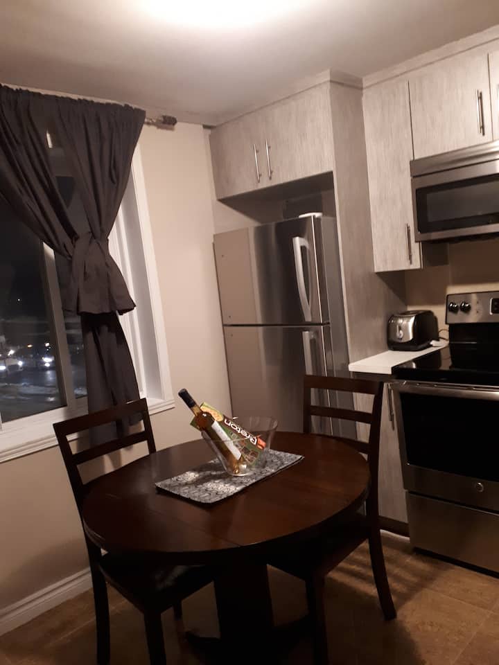 Comfortable 3 Bedroom Apt In Mtl Sleeps Up To 6 - Dorval