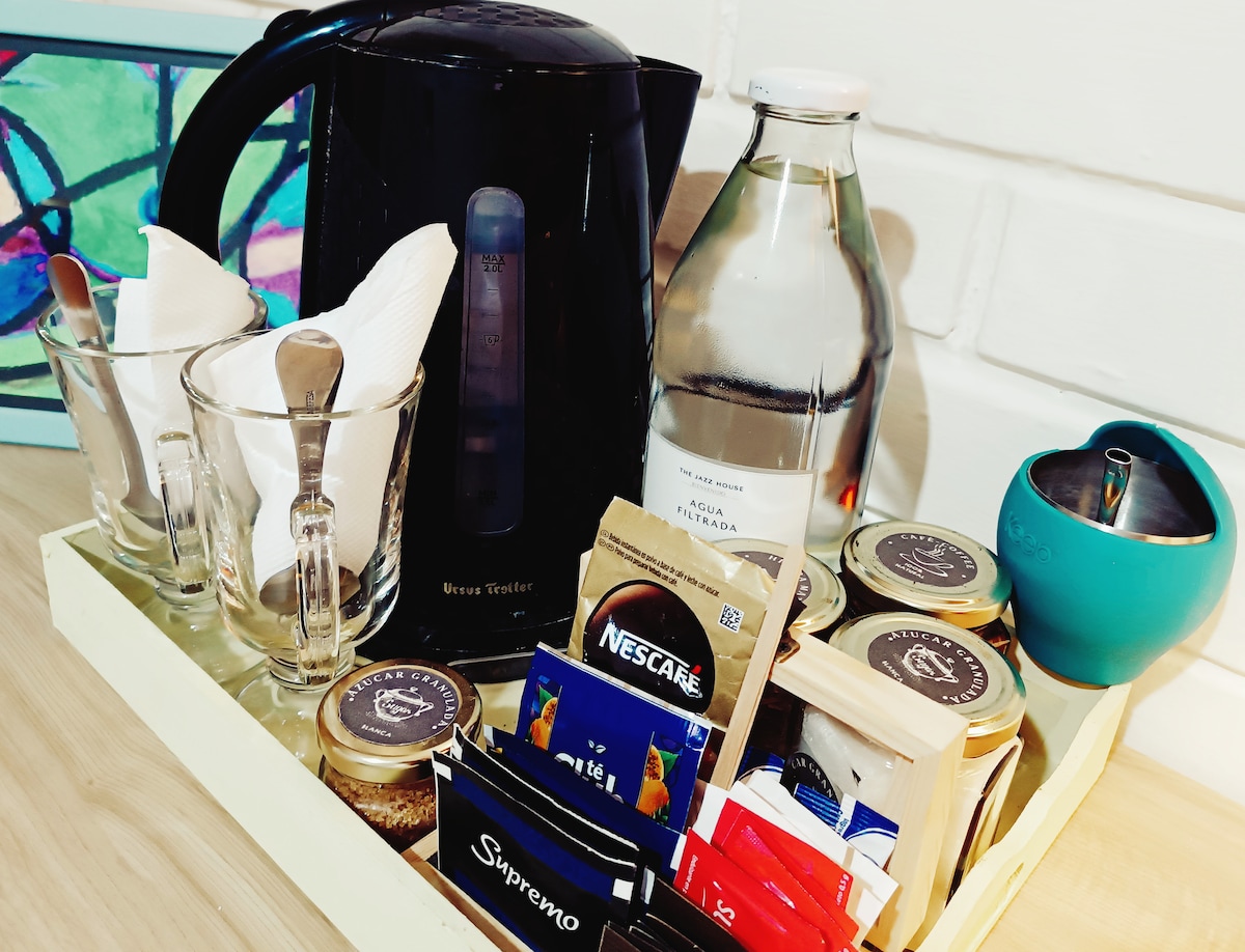 Პირობები. 
Tea, infusions, ყავა, mate, შაქარი, შაქარი, ჩაიდანი, ხელმისაწვდომია მთელი სტუმრობის განმავლობაში, უფასოა.