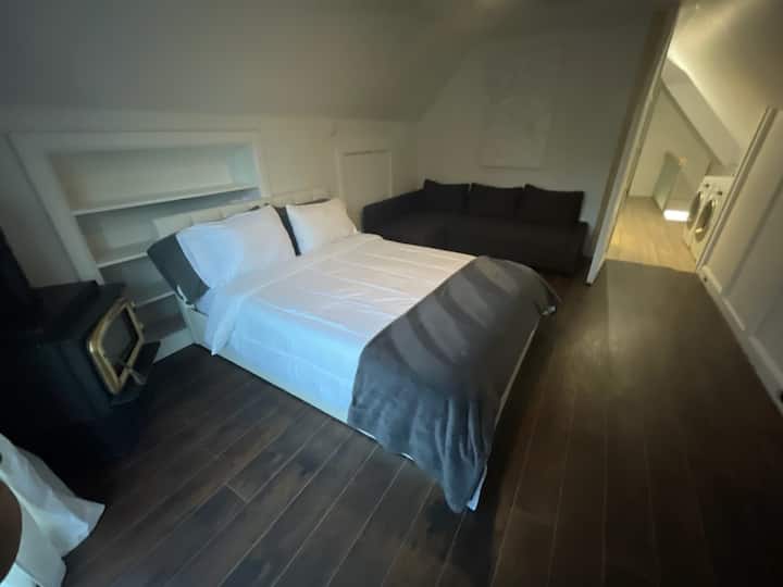 Ova iznimno velika soba ima bračni krevet (160x200) i bračni krevet na izvlačenje, udoban plinski kamin s laganom regulacijom temperature, klima-uređaj, stropni ventilator i privatni balkon s pogledom na vodu i roštiljem. Potpuno nova perilica/sušilica olakšava ovaj iznimno opuštajući prostor.