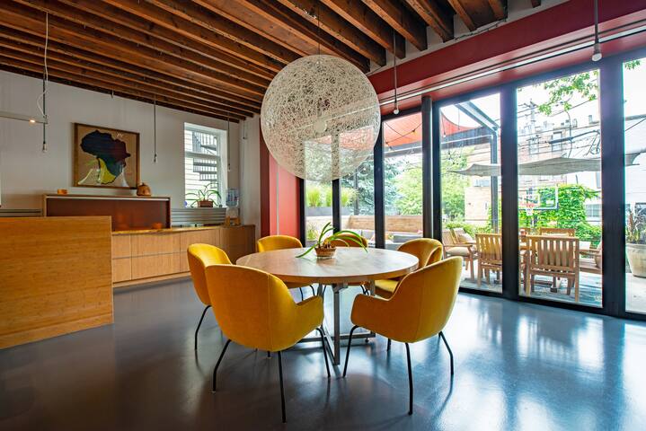 Lincoln Park Joyful Home for 12 gallery image 5