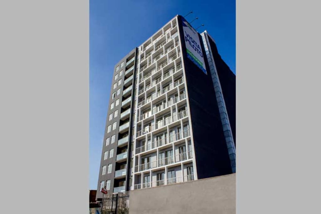 Edificio Berlín 36, piso 5, dos ascensores, finos acabados, mobiliario de estreno.