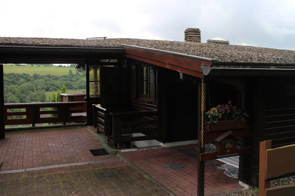 Blick von der Straße auf Haus und Carport