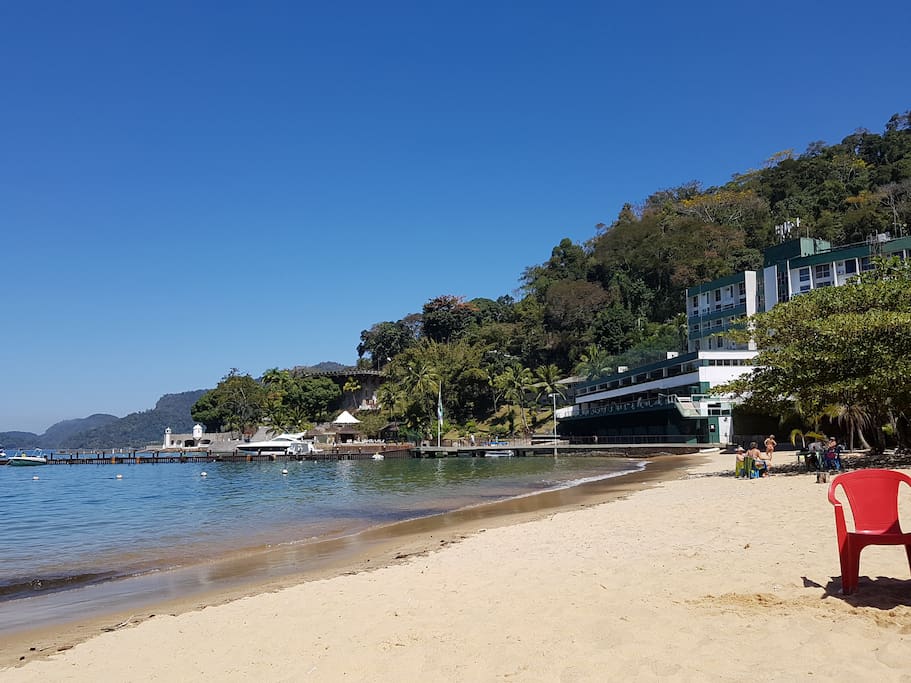 Praia com condomínio ao fundo