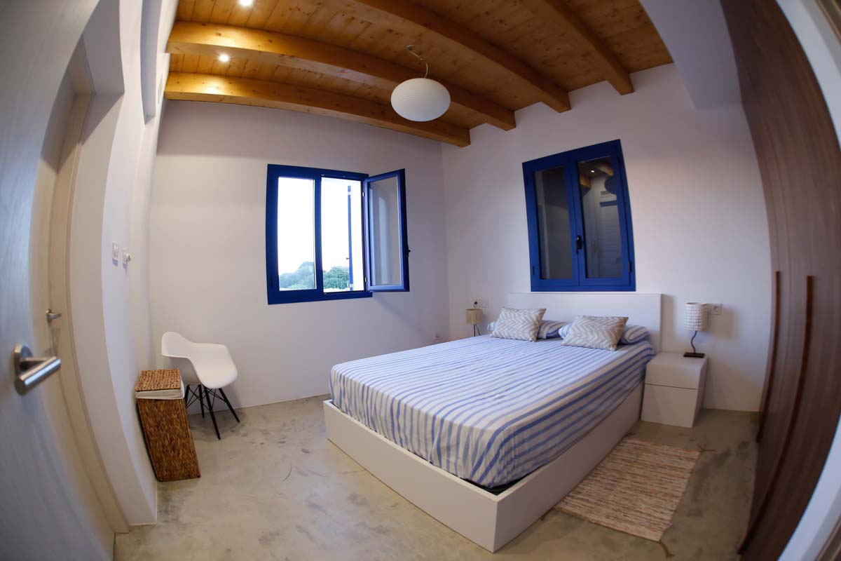 主套房的「空中」景观。 配备独立卫生间、标准双人床和内置衣柜