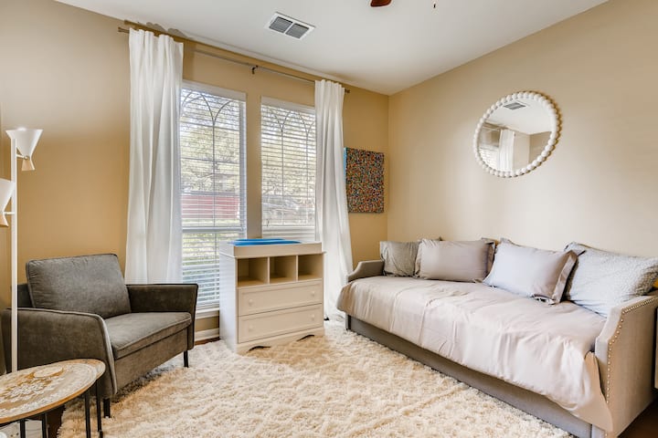 1-ლი სართულის ბაგა-ბაღი და სხვა!

Ამ ოთახში არის ჩვილის საწოლი და ორადგილიანი მატრასები. Მას, ასევე, აქვს საფენის გამოსაცვლელი სადგური და კომფორტული სკამი. Ძალიან საყვარელი ოთახია ჩვილებისა და ბავშვებისთვის. 