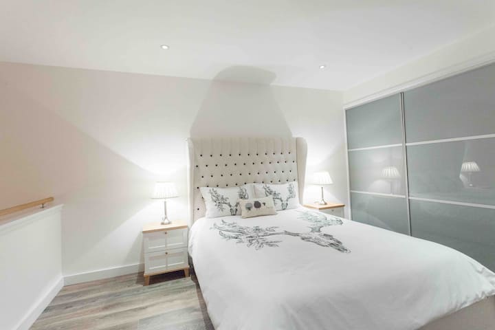 غرفة النوم الرئيسية بسرير بحجم كبير..