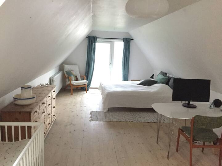 Დიდი საძინებელი 180 სმ საწოლით