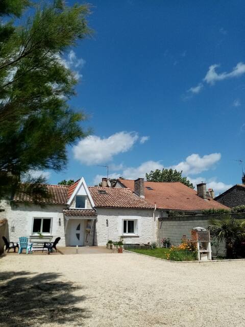 Small stone country house in Duras